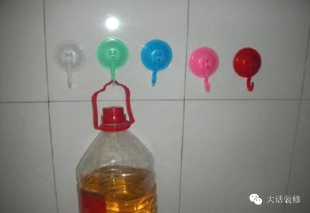 家里的吸盘挂钩总是掉？教你个方法挂10斤东西都没问题