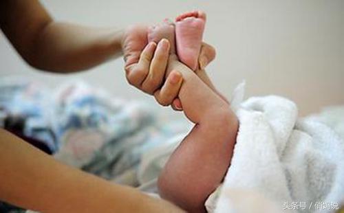 孩子用纸尿裤屁屁红怎么办,宝宝屁屁红红的是因为尿布吗