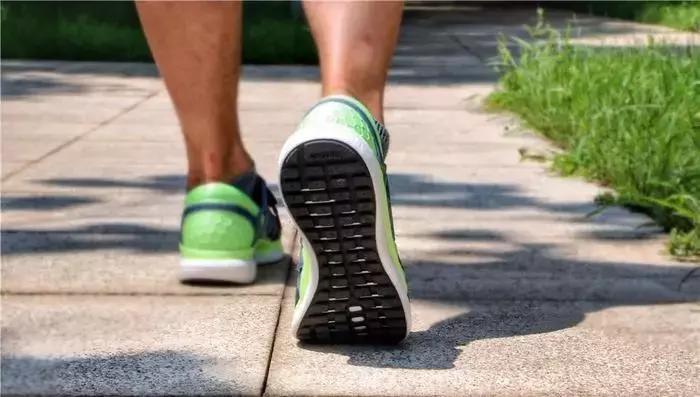 reebok什么跑鞋最好,䨻科技跑鞋踩开有多爽