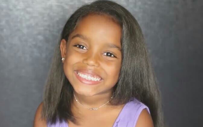 非洲8岁小女孩把头发拉直后，竟这么好看