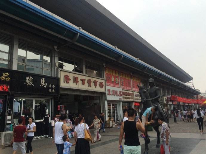 开服装店哪里货源最便宜,服装批发市场适合开什么店