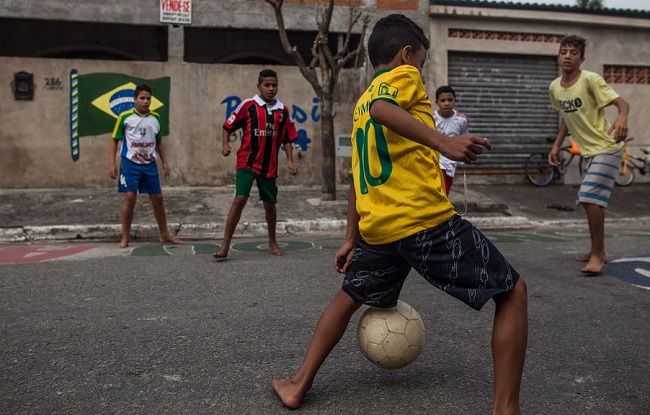 从巴西贫民窟走出来的足球巨星,出生在平民窟的巴西球星
