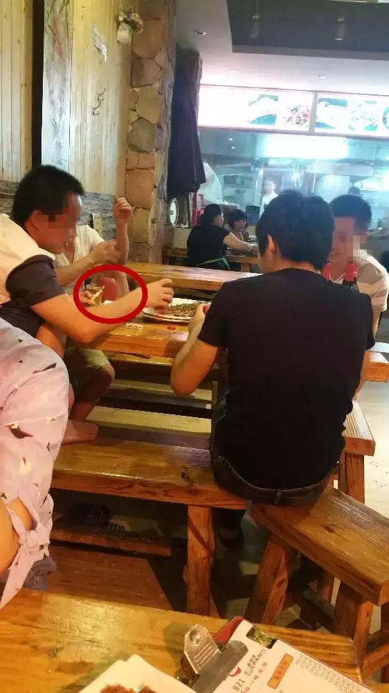 「曝光台」无视病人健康！某医院保安在大门口吸烟