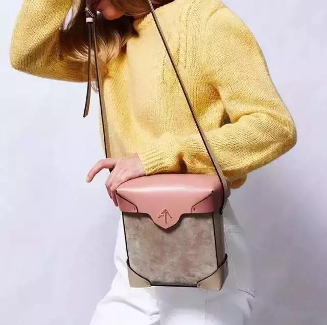 手拎高级感迷你小包包,高级感超迷你小包包