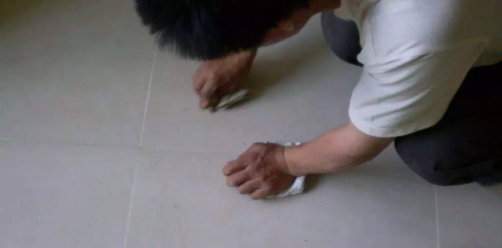 地砖被刮黑了怎么处理,地砖划伤黑色痕迹怎么修复