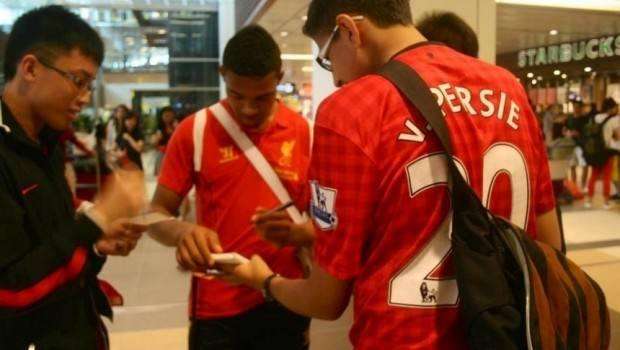 推晕客队女球迷，看一看欧洲球迷是怎样做的足球场不是法外之地