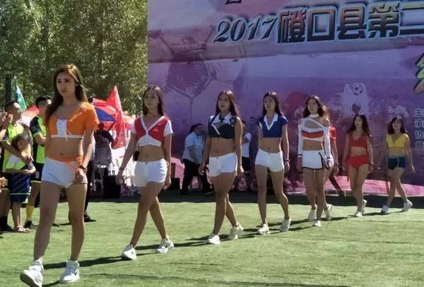 “纳林湖杯”沙滩足球赛激战乌兰布和沙漠