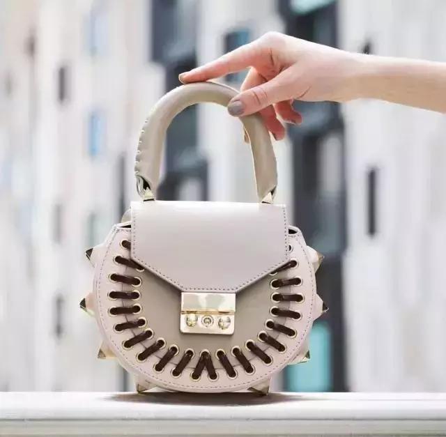 手拎高级感迷你小包包,高级感超迷你小包包