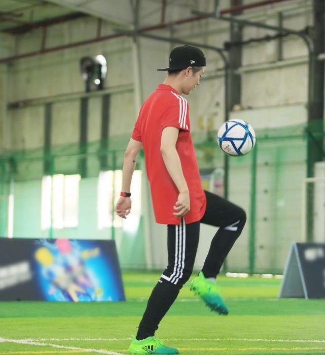 鹿晗一身黑色修身西服帅气十足,鹿晗金发运动服