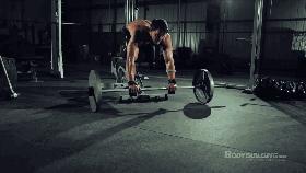 健身大叔健身房练背部最好的动作,健身男模背影高清图片