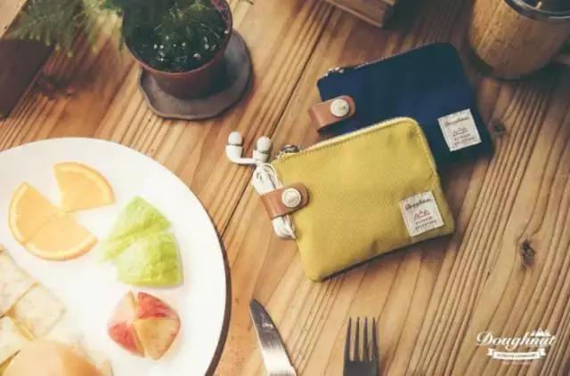 背了这个“甜甜圈”包包，我彻底放弃了北极狐