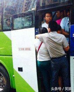 搞笑的段子一脚高来一脚低,关于一脚的搞笑段子