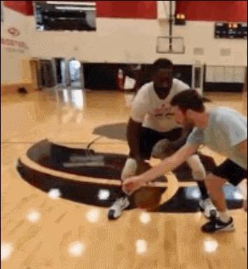 篮球转身运球右脚为中枢脚,篮球运球转身教学反思