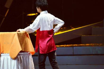 易烊千玺腰伤还在跳舞,易烊千玺在台上腰伤跳舞