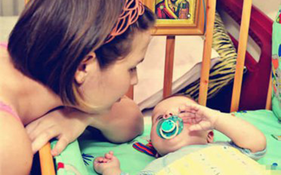 宝宝睡觉嗓子有滋滋声是喘吗,宝宝呼吸声重是过敏吗