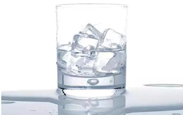 天热怎么越喝水越口渴,天热一直喝水还口渴是什么原因