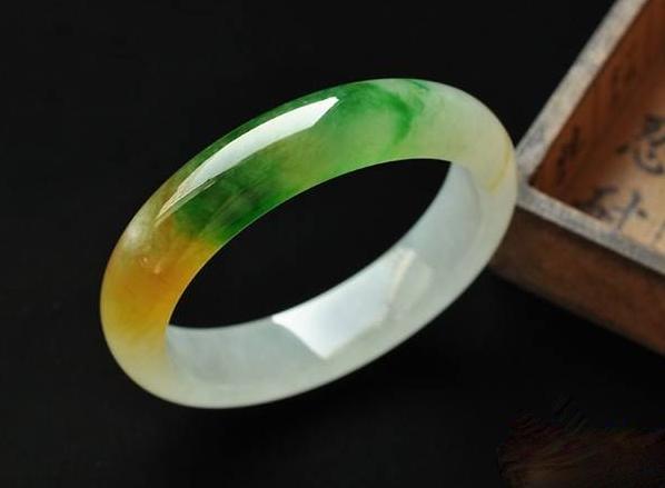 7000块钱买的金手镯,买的翡翠手镯5800