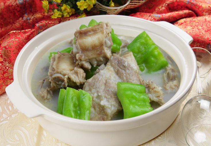 夏天多吃苦瓜瘦肉汤,苦瓜排骨汤家常做法不放黄豆