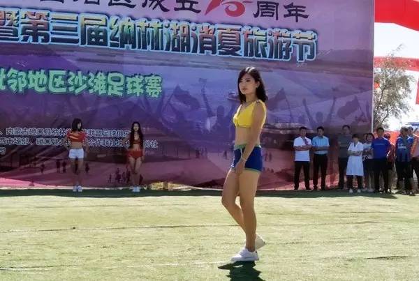 “纳林湖杯”沙滩足球赛激战乌兰布和沙漠