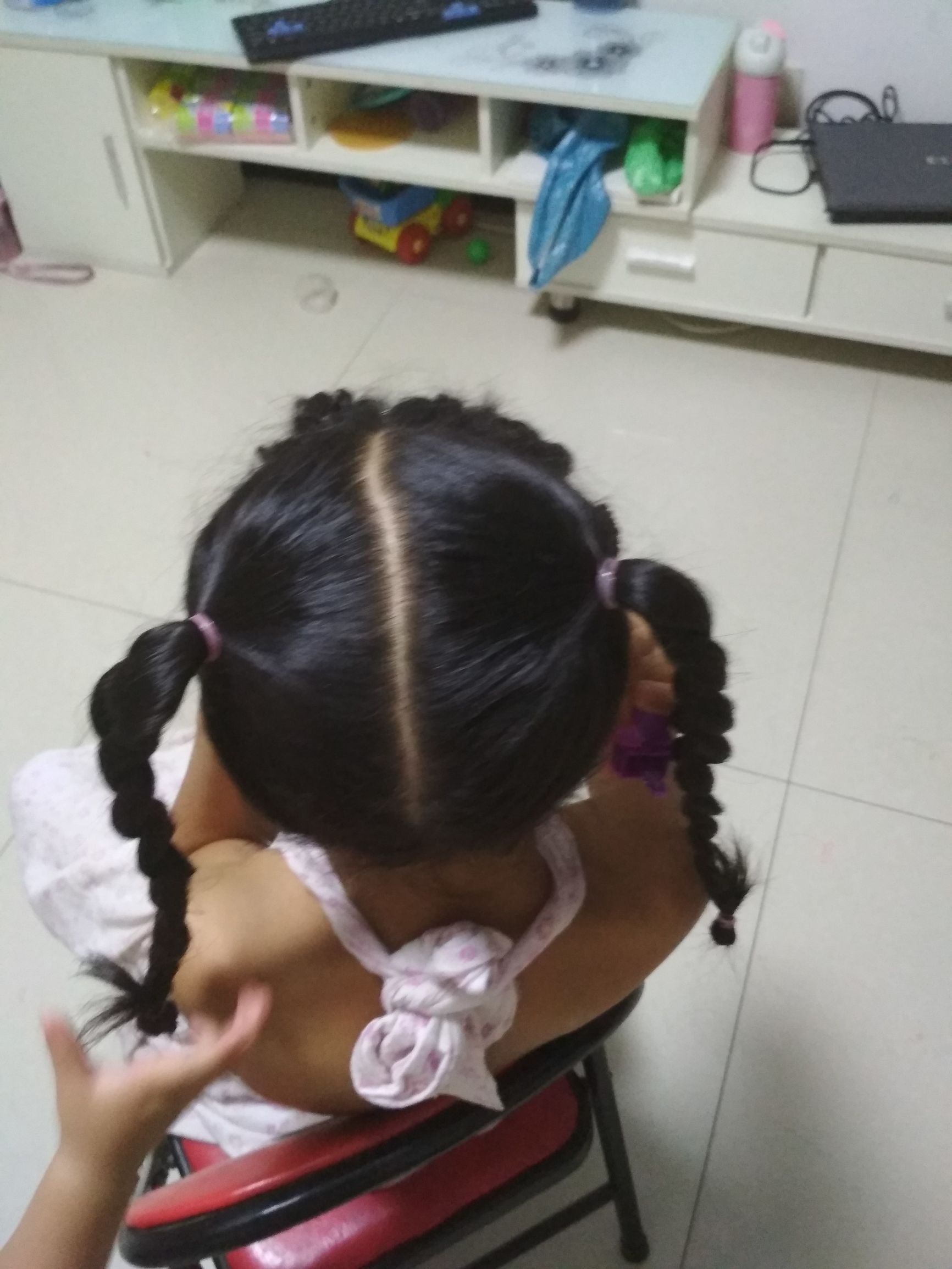 有刘海的宝宝适合编什么发型,小孩高额头刘海怎么扎起来好看