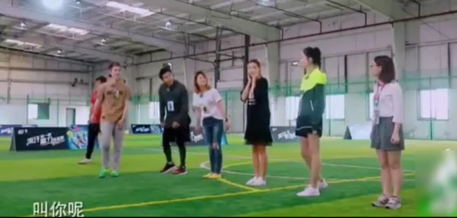 鹿晗乔欣踢球,鹿晗萝卜蹲完整版