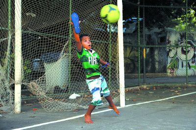 从巴西贫民窟走出来的足球巨星,出生在平民窟的巴西球星