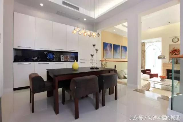 可以放在客厅的多功能储物柜,客厅收纳储物柜内部格局