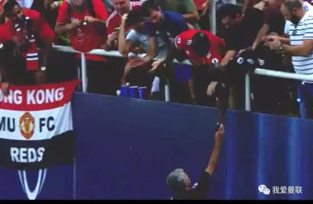 穆帅送奖杯,穆帅对曼联的承诺