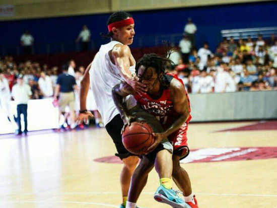 街球王吴悠挑衅保罗,吴悠单挑nba巨星