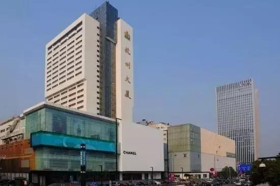 走过3570米，站在延安路尽头，闻到了这座城市繁华过尽的味道