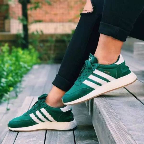 秋天入手这双高端休闲鞋无敌百搭,初秋必买的4双鞋穿10年都不过时