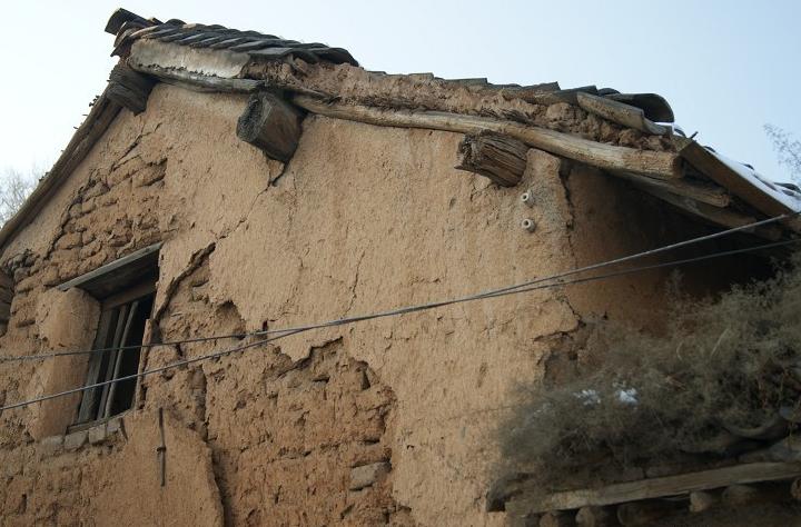 房子突然倒塌的真实故事,倒塌的房子视频