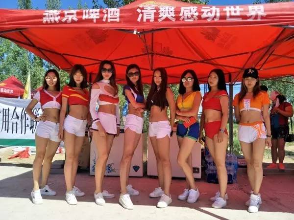 “纳林湖杯”沙滩足球赛激战乌兰布和沙漠