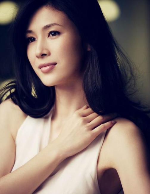 因亮剑爆红，两次搭档罗晋后少有音讯，今与靳东演离婚，再度走红