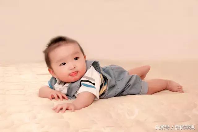 宝宝一直翻身哼哼,宝宝一直在努力翻身