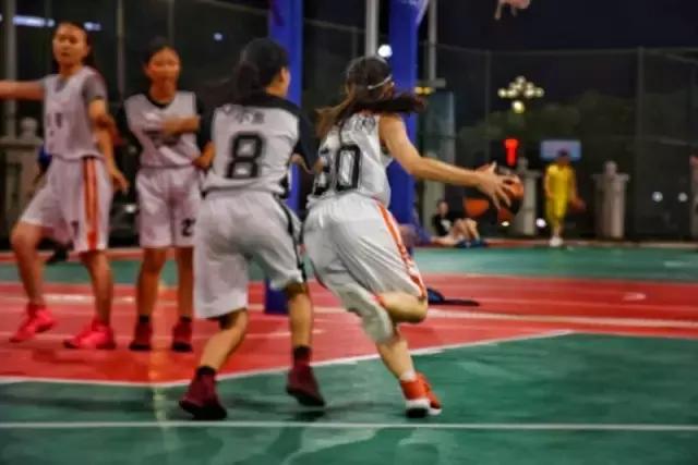 她是女版德鲁大叔，也是库里死忠！这个广东女孩打篮球很厉害