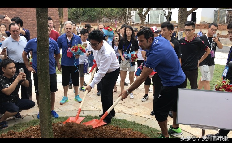 这太令人震惊了！前世界足球先生菲戈，大赞都匀“足球小镇”