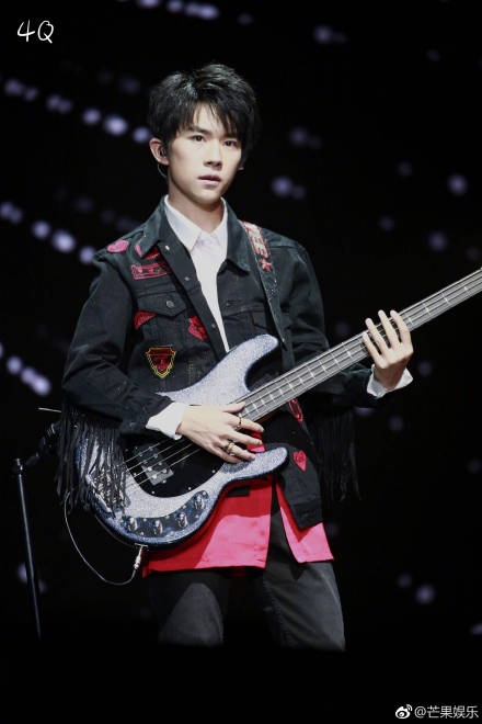 易烊千玺支援腰伤,易烊千玺带着腰伤在舞台上