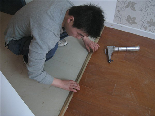 看邻居家在过门处加了一根条，完工后真把我气炸了！立马拆了重装