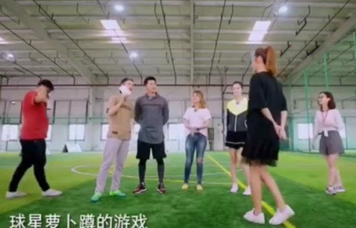 鹿晗乔欣踢球,鹿晗萝卜蹲完整版