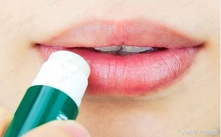 口腔容易溃疡的人是缺什么维生素,嘴里面长溃疡是身体缺什么维生素