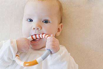 孩子上一年级总咬铅笔抠指甲,孩子老是咬衣服和铅笔怎么回事