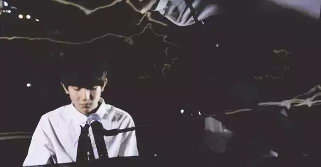 爱豆弹钢琴视频,会弹钢琴的女爱豆