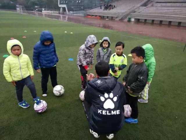 雨天踢球有效的进攻办法,雨天踢球后怎么防止感冒