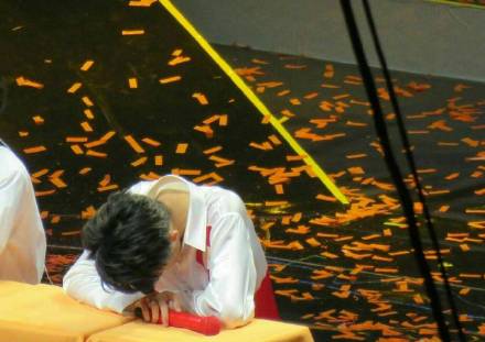 易烊千玺支援腰伤,易烊千玺带着腰伤在舞台上