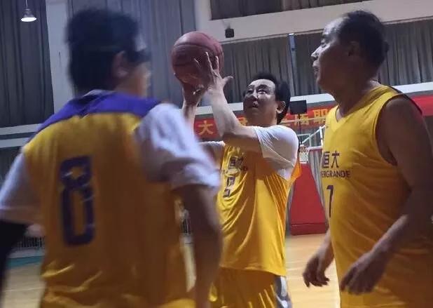 CBA库班篮球水平高，55岁还很强，球迷：比许家印厉害