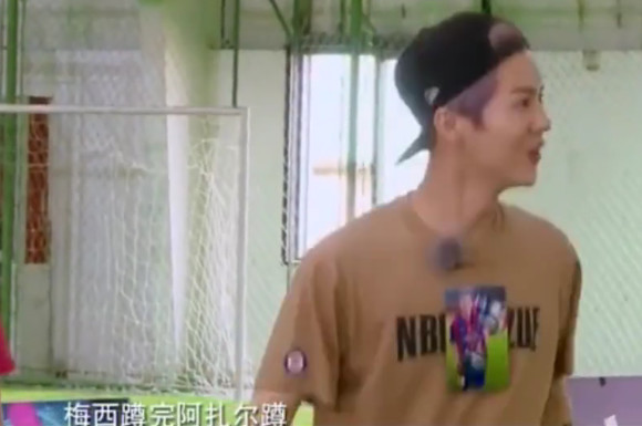 鹿晗乔欣踢球,鹿晗萝卜蹲完整版