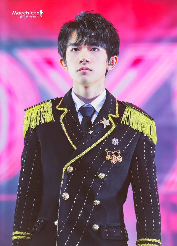 易烊千玺腰伤还在跳舞,易烊千玺在台上腰伤跳舞