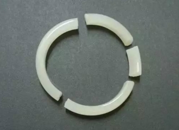 碎的翡翠手镯怎么再利用,摔碎的翡翠手镯怎么处理