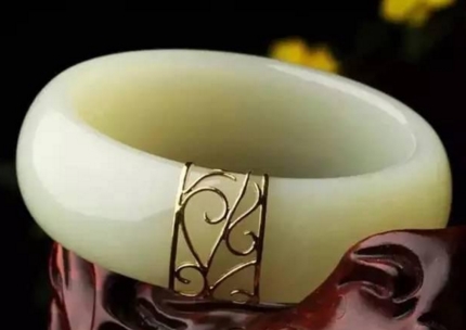 碎的翡翠手镯怎么再利用,摔碎的翡翠手镯怎么处理